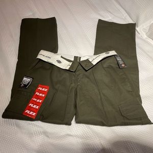 Dickies Cargo Pant; Regular fit, Straight leg.